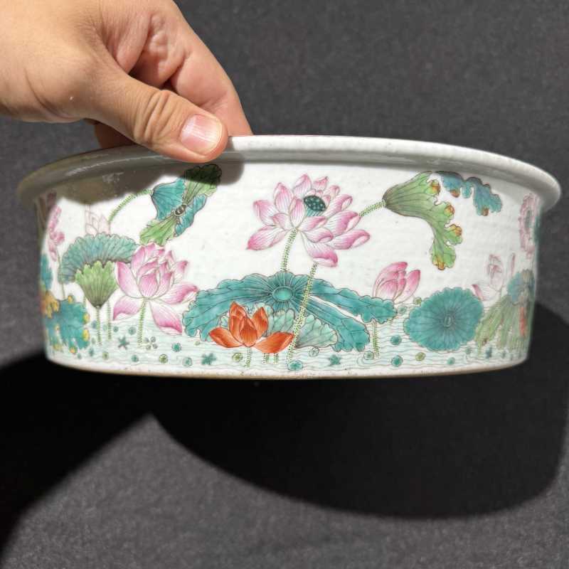 清道光 粉彩荷塘鸳鸯纹折沿洗 - 图6