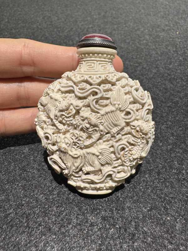 清 九狮雕瓷鼻烟壶 - 图3