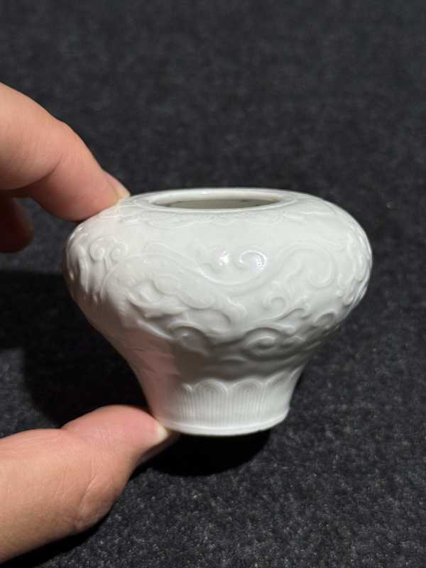 清乾隆 白釉仿定模印龙纹水盂 - 图5