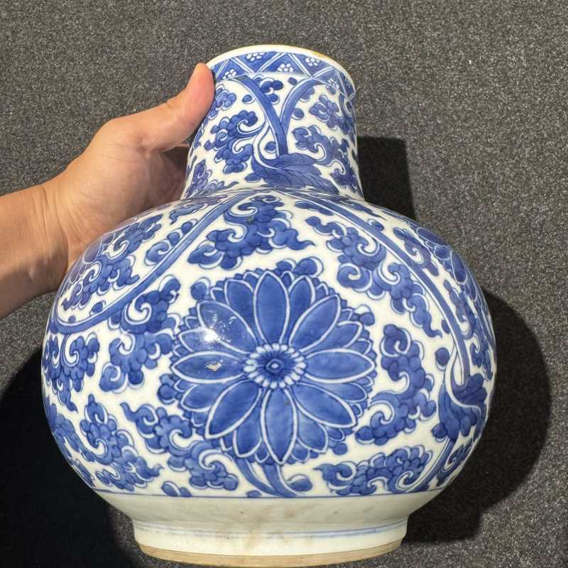 清康熙 青花缠枝莲纹天球瓶 - 图5