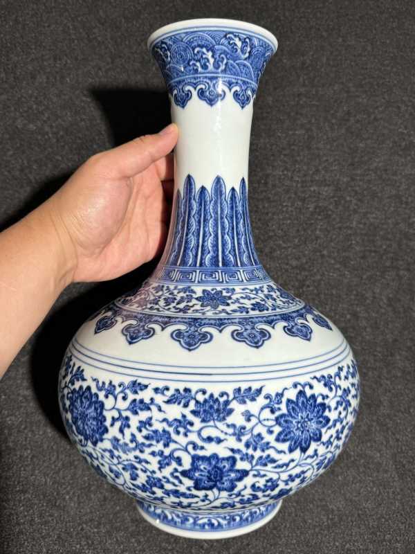 清嘉庆 青花缠枝莲纹玉堂春瓶 - 图6