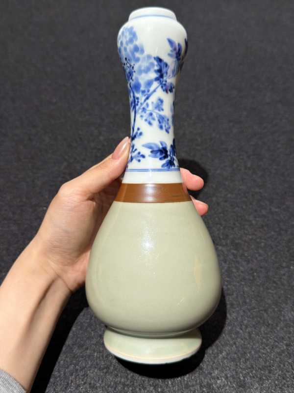 清康熙 美玉堂三色青花花卉纹蒜头瓶 - 图3