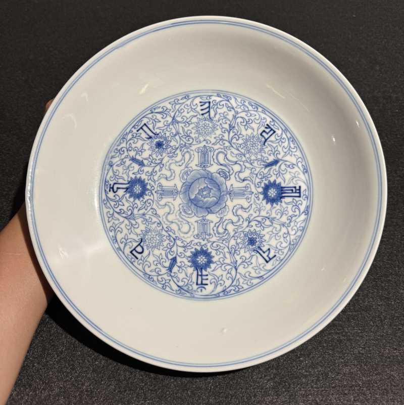 清雍正 青花缠枝花卉梵文盘 - 图4