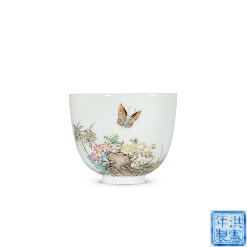 民国 粉彩蝶恋花纹杯