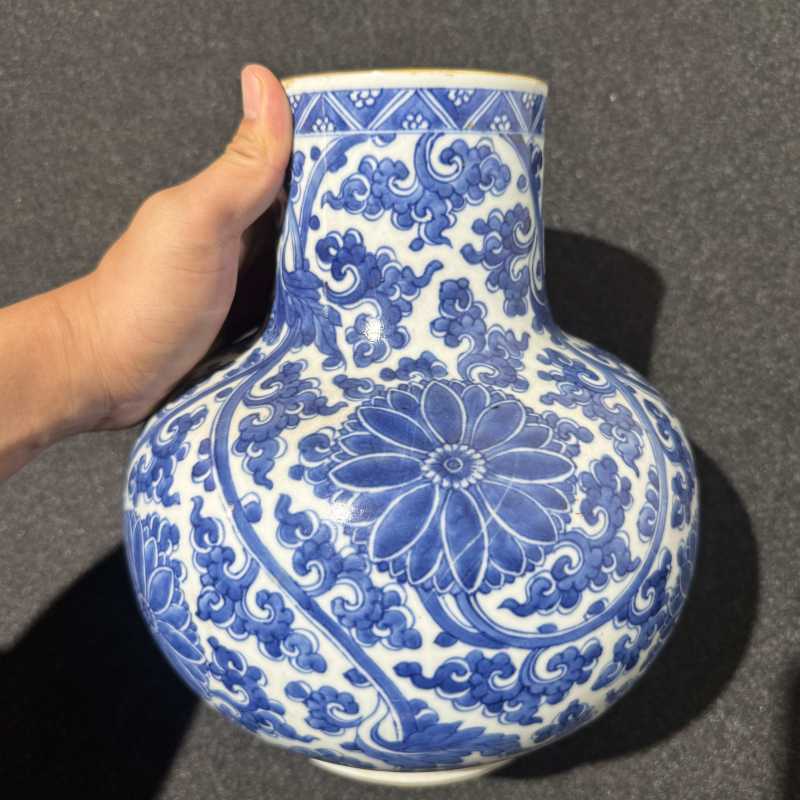 清康熙 青花缠枝莲纹天球瓶 - 图6