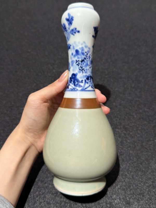清康熙 美玉堂三色青花花卉纹蒜头瓶 - 图4