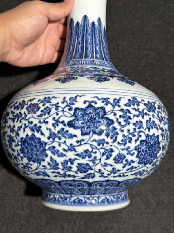 清嘉庆 青花缠枝莲纹玉堂春瓶 - 图7