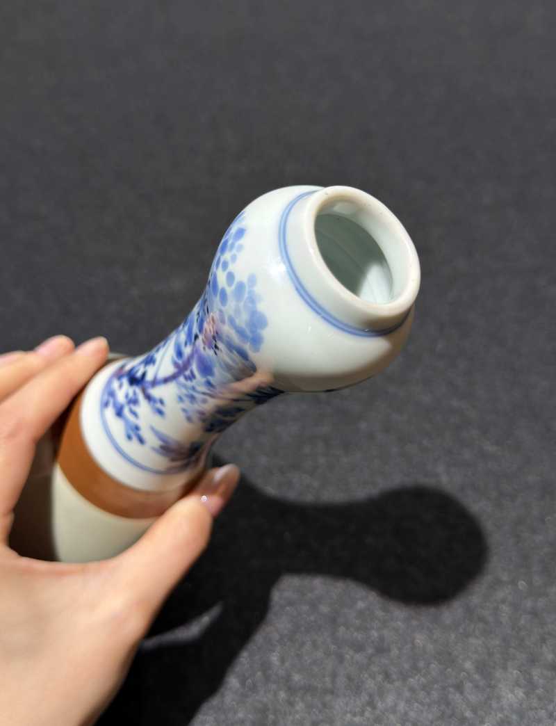 清康熙 美玉堂三色青花花卉纹蒜头瓶 - 图5