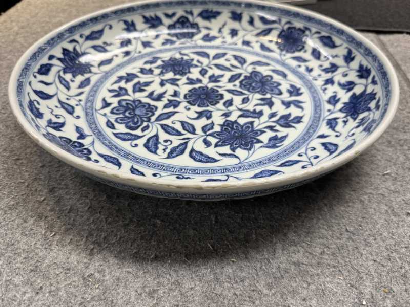 清雍正 青花缠枝花卉纹大盘 - 图12