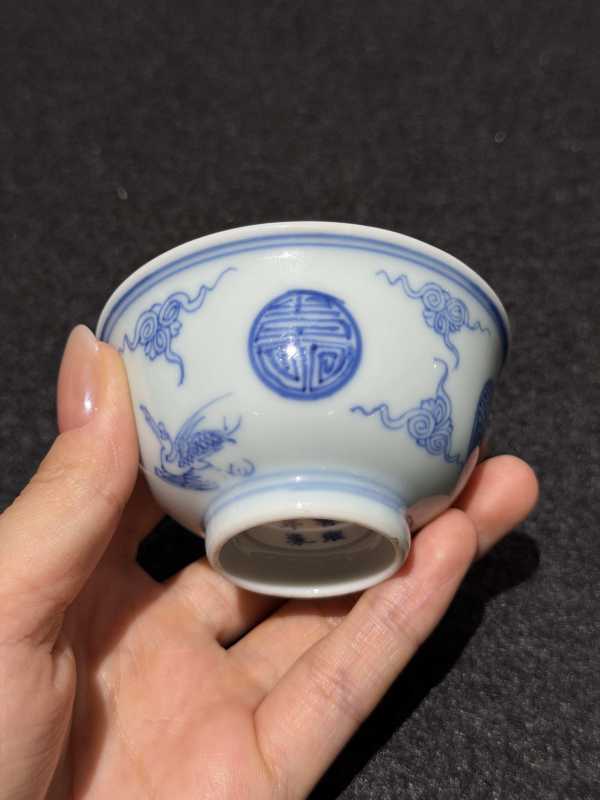 清雍正 青花云鹤团寿纹杯 - 图2