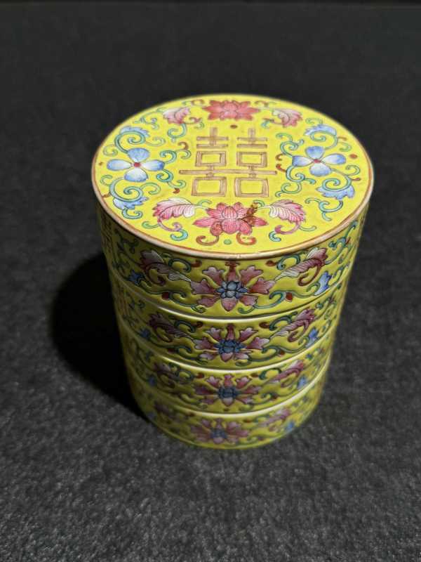清同治 黄地洋彩缠枝花卉纹节盒 - 图2