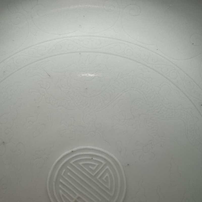 清康熙 白釉暗刻龙纹矾红蝠纹盘一对 - 图8