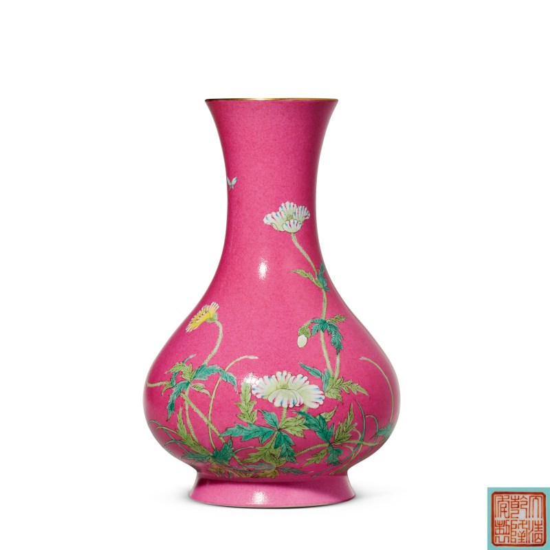 清晚期 胭脂红地粉彩蝶恋花纹瓶