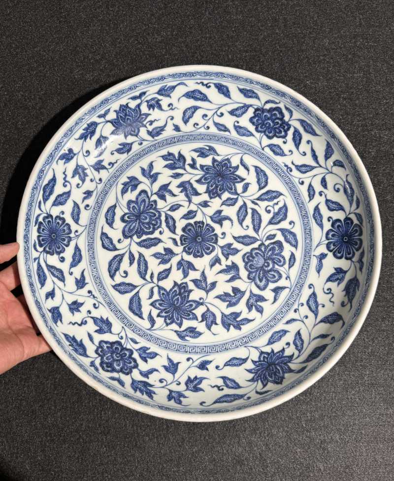 清雍正 青花缠枝花卉纹大盘 - 图4