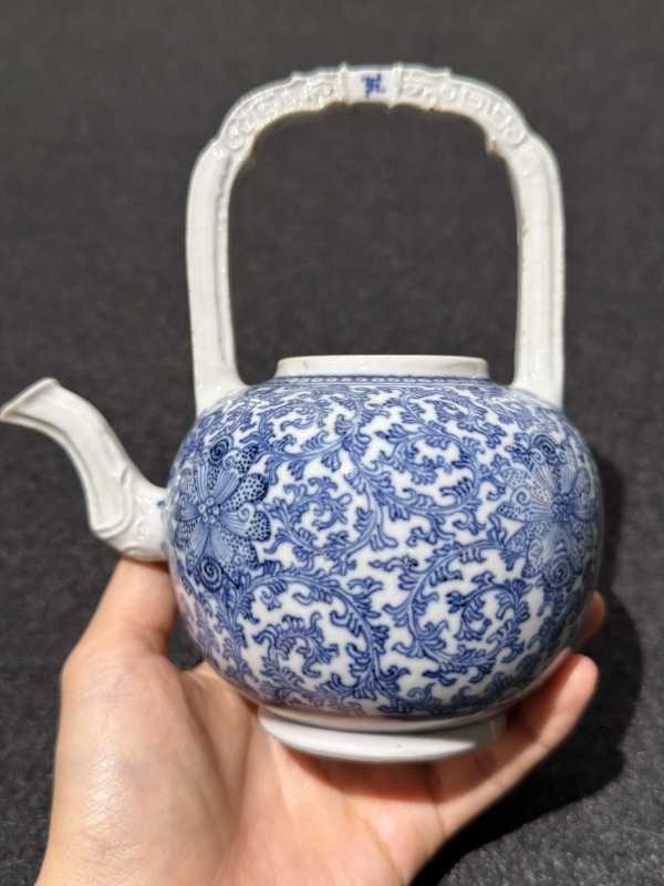 清康熙 青花缠枝花卉纹提梁壶 - 图3