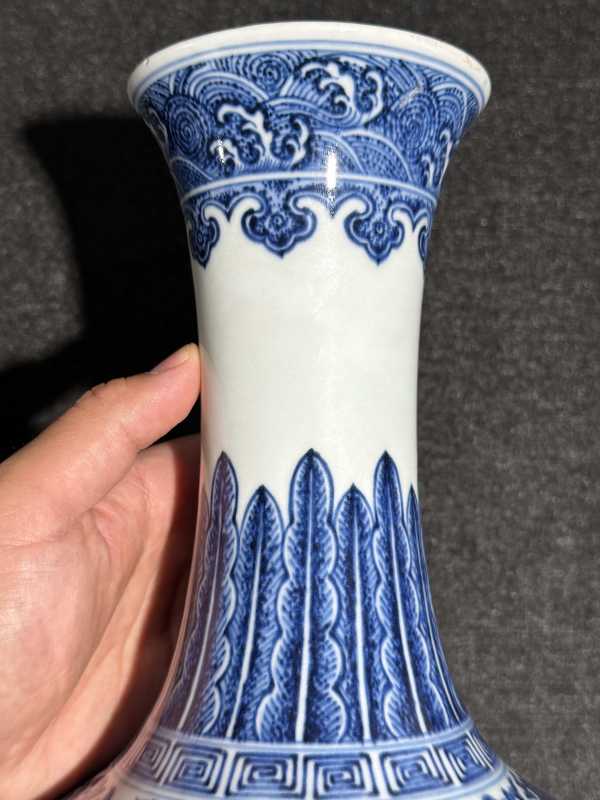 清嘉庆 青花缠枝莲纹玉堂春瓶 - 图9