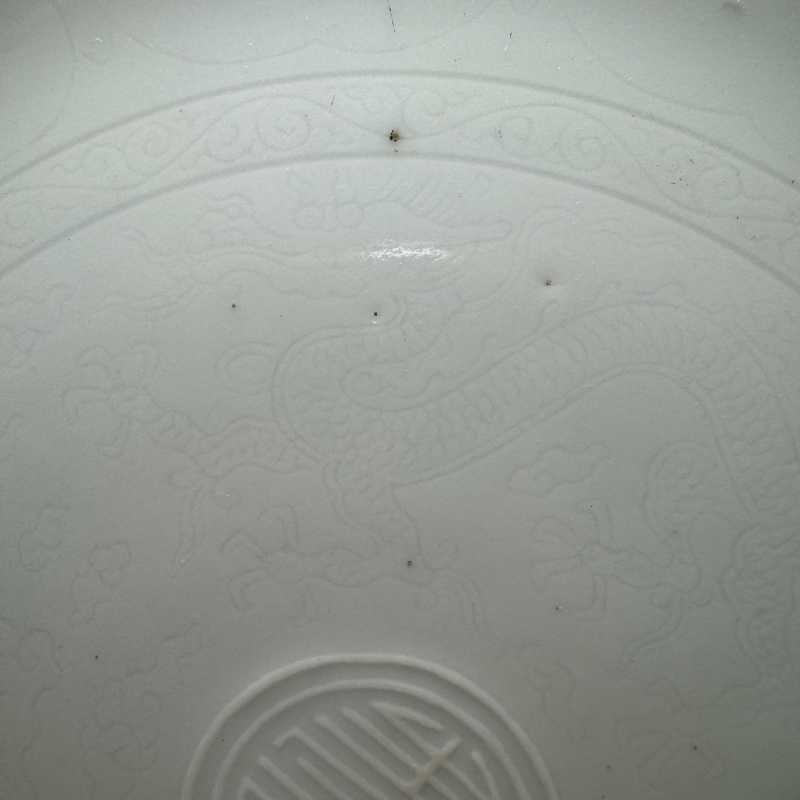 清康熙 白釉暗刻龙纹矾红蝠纹盘一对 - 图9