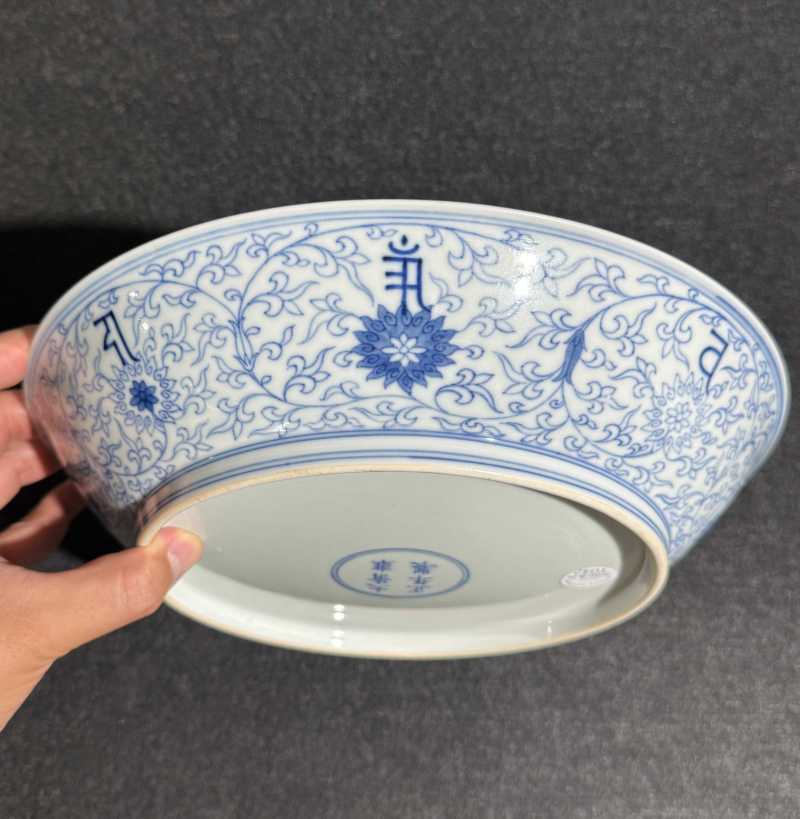 清雍正 青花缠枝花卉梵文盘 - 图7