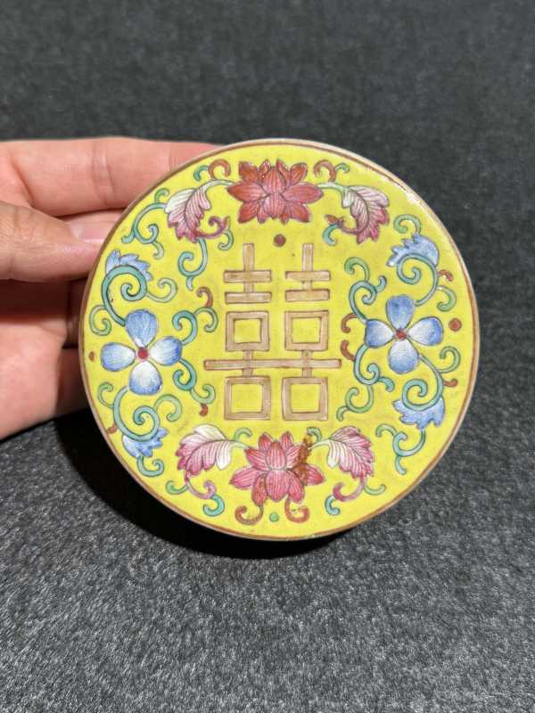 清同治 黄地洋彩缠枝花卉纹节盒 - 图3