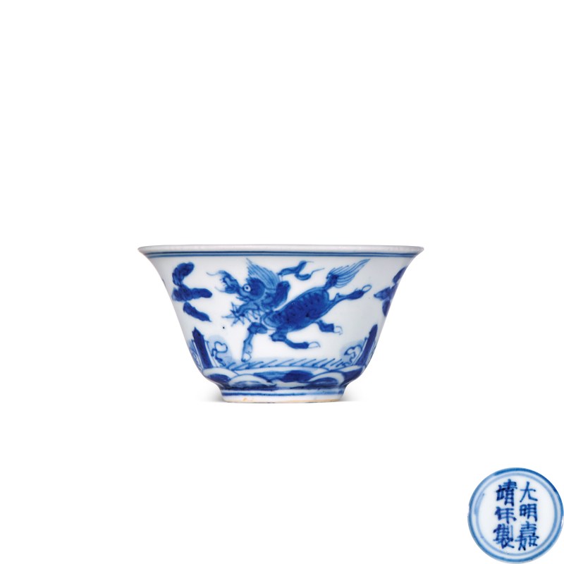 明嘉靖 青花海马纹杯
