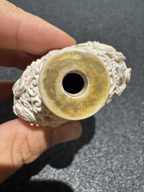 清 九狮雕瓷鼻烟壶 - 图7