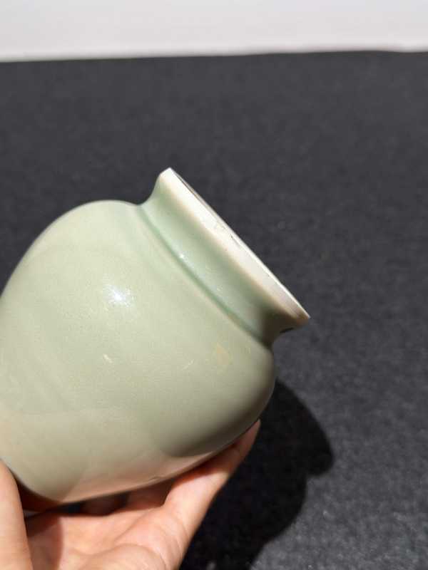 清康熙 美玉堂三色青花花卉纹蒜头瓶 - 图7