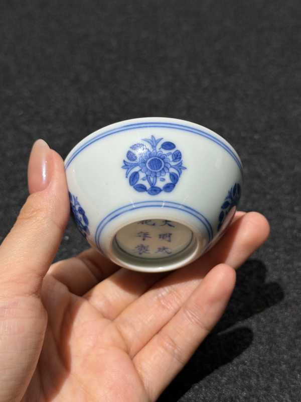 清康熙 青花团菊纹卧足杯 - 图2
