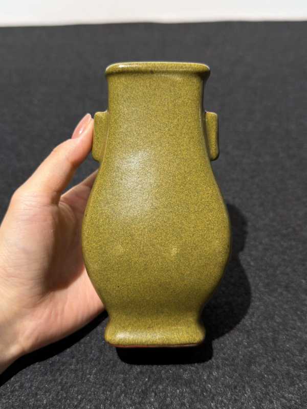 清雍正 茶叶末釉小贯耳瓶 - 图2