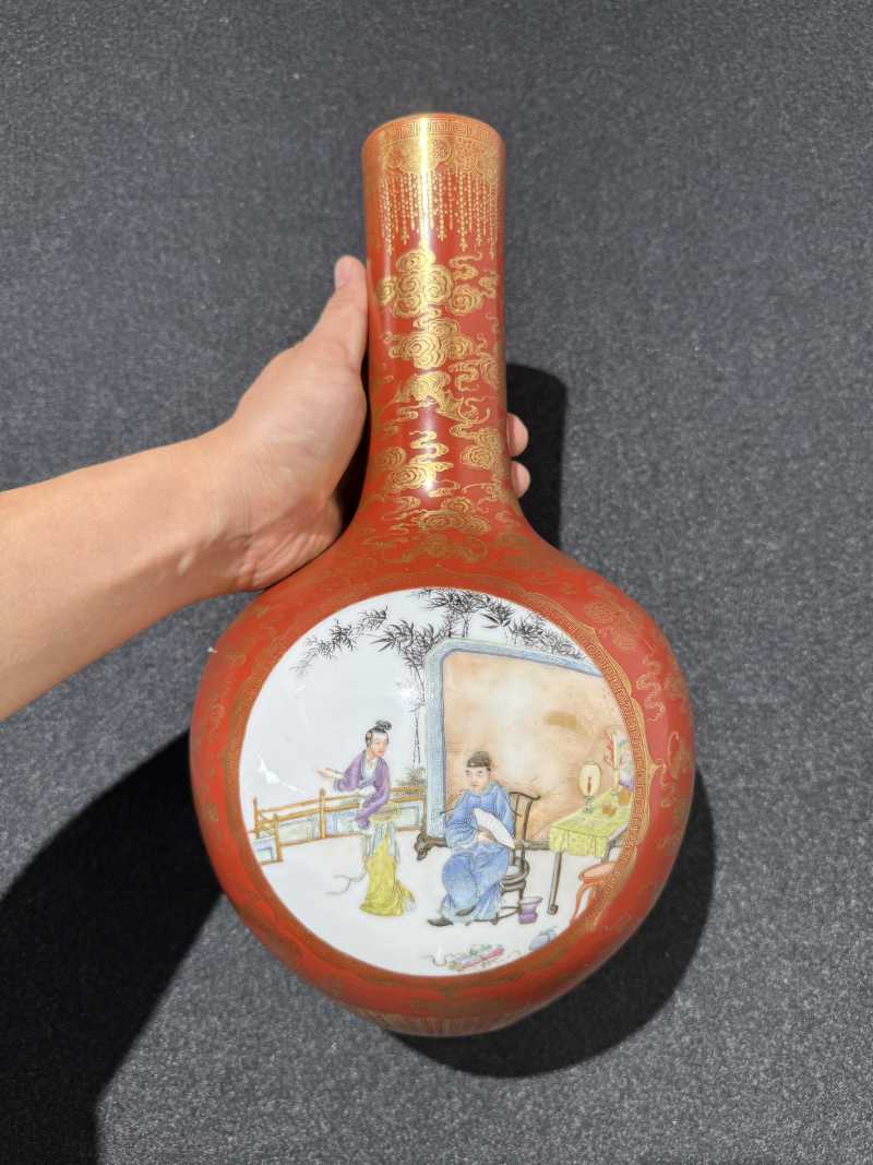 民国 珊瑚红地描金开窗粉彩人物故事图天球瓶 - 图2