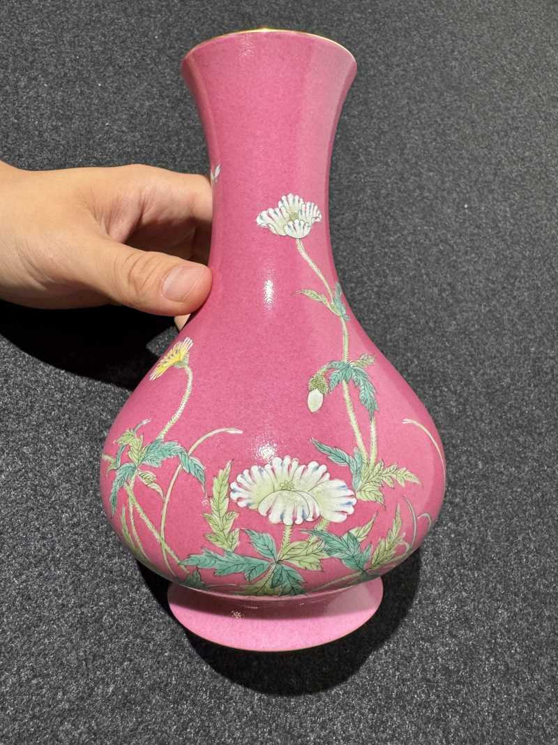 清晚期 胭脂红地粉彩蝶恋花纹瓶 - 图2
