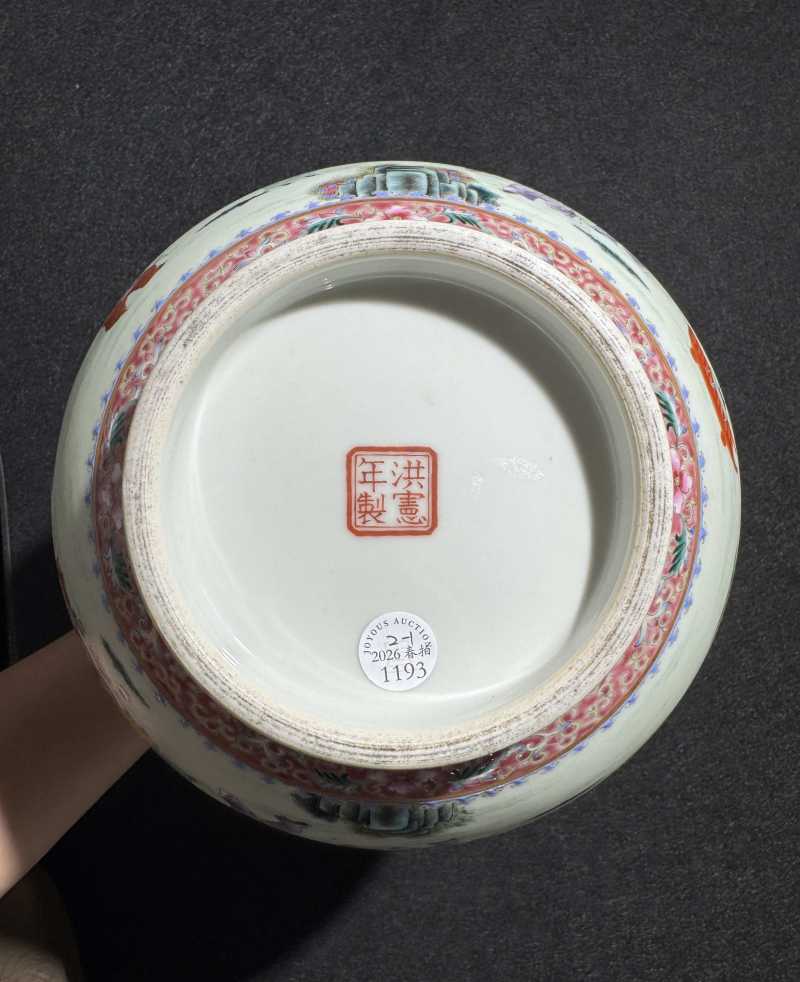 民国 粉彩婴戏图玉堂春瓶一对 - 图16