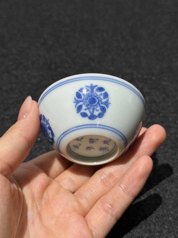 清康熙 青花团菊纹卧足杯 - 图3