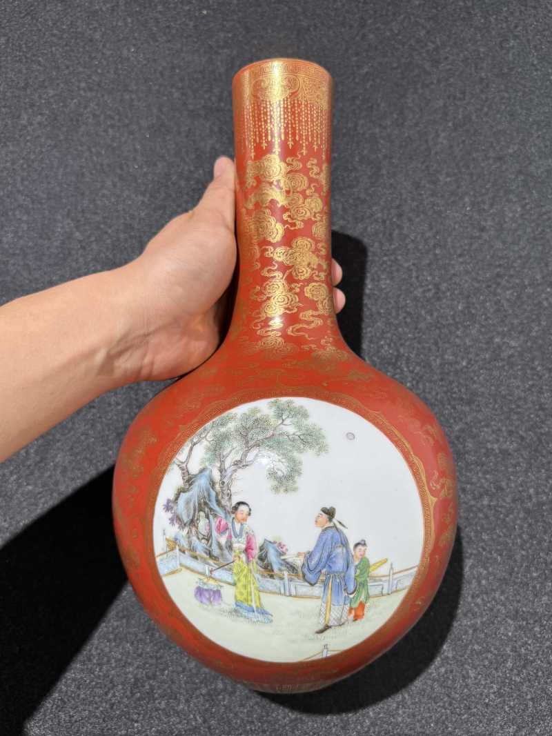 民国 珊瑚红地描金开窗粉彩人物故事图天球瓶 - 图3