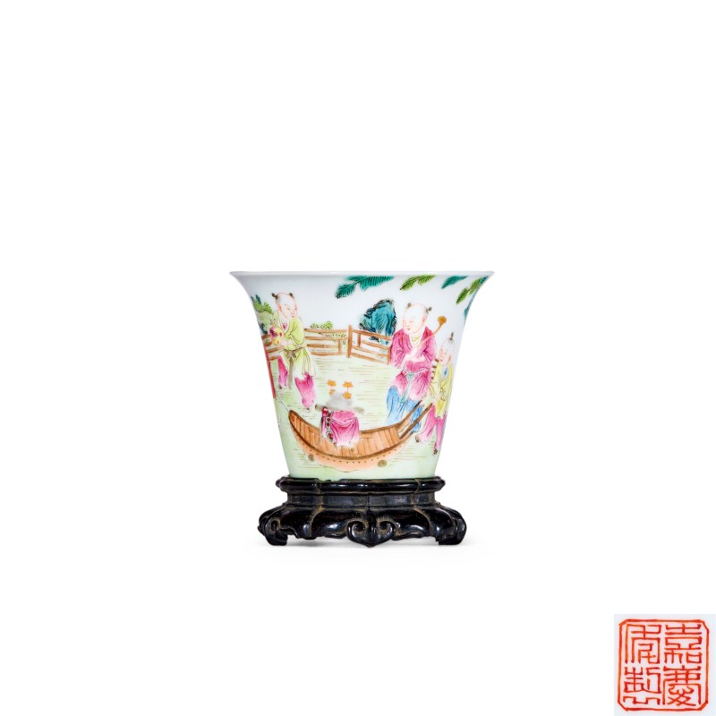 清嘉庆 粉彩人物纹马蹄杯
