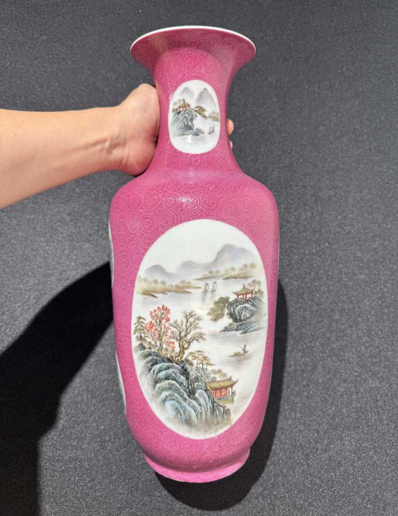 民国 胭脂红地轧道开光粉彩山水图瓶 - 图2