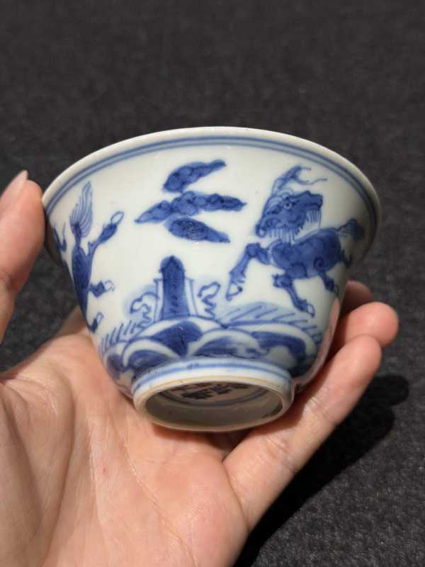 明嘉靖 青花海马纹杯 - 图3