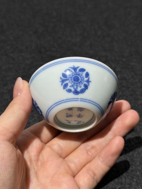 清康熙 青花团菊纹卧足杯 - 图4
