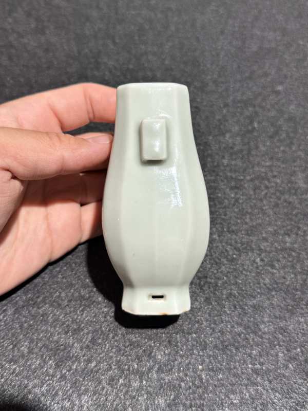 清雍正 粉青釉小穿带贯耳瓶 - 图4