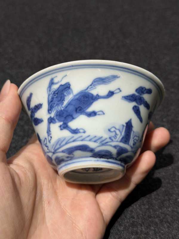 明嘉靖 青花海马纹杯 - 图4