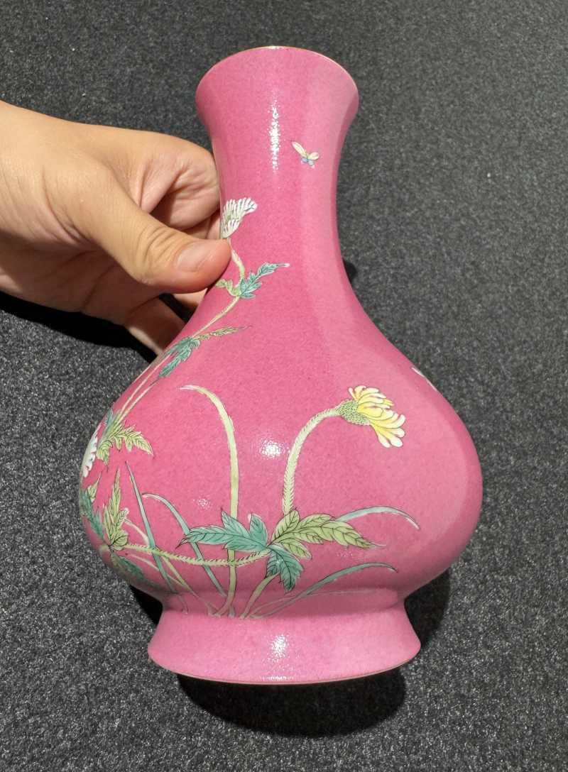 清晚期 胭脂红地粉彩蝶恋花纹瓶 - 图4