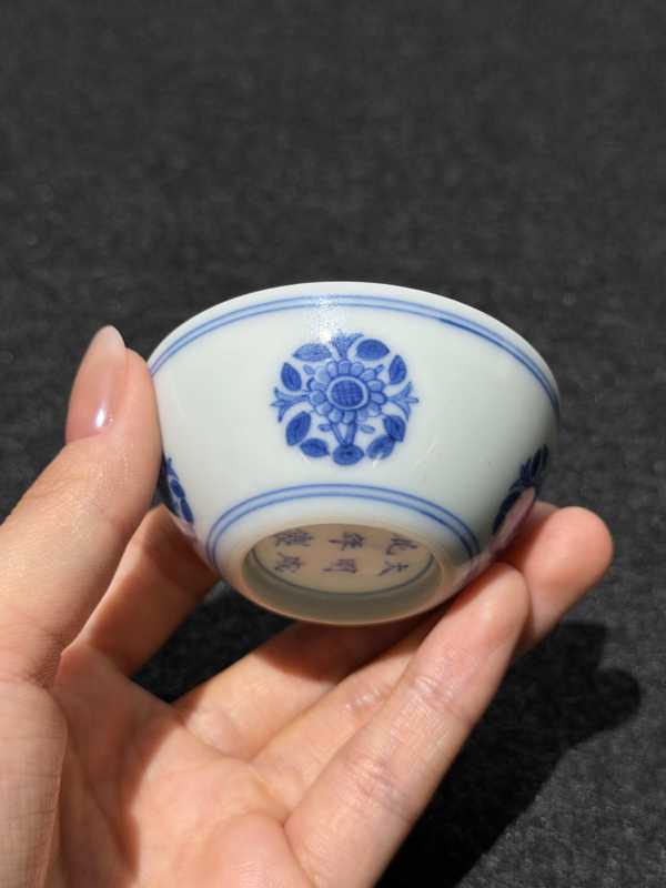 清康熙 青花团菊纹卧足杯 - 图5