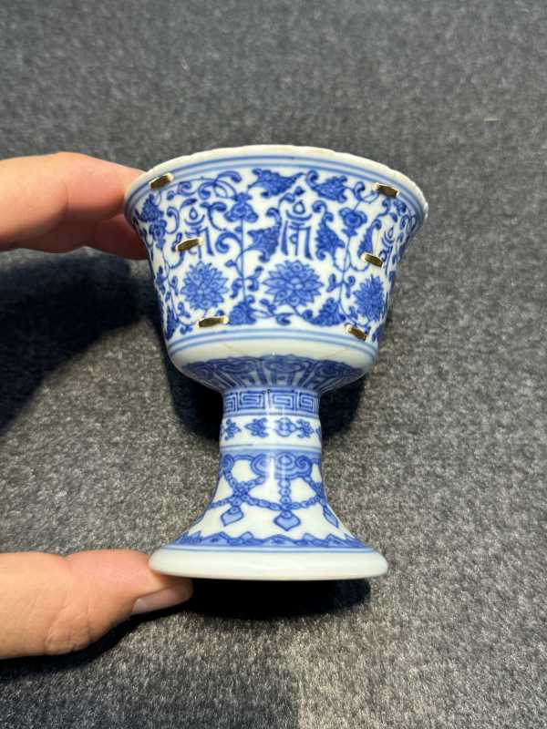 清乾隆 青花莲托梵文高足杯 - 图12