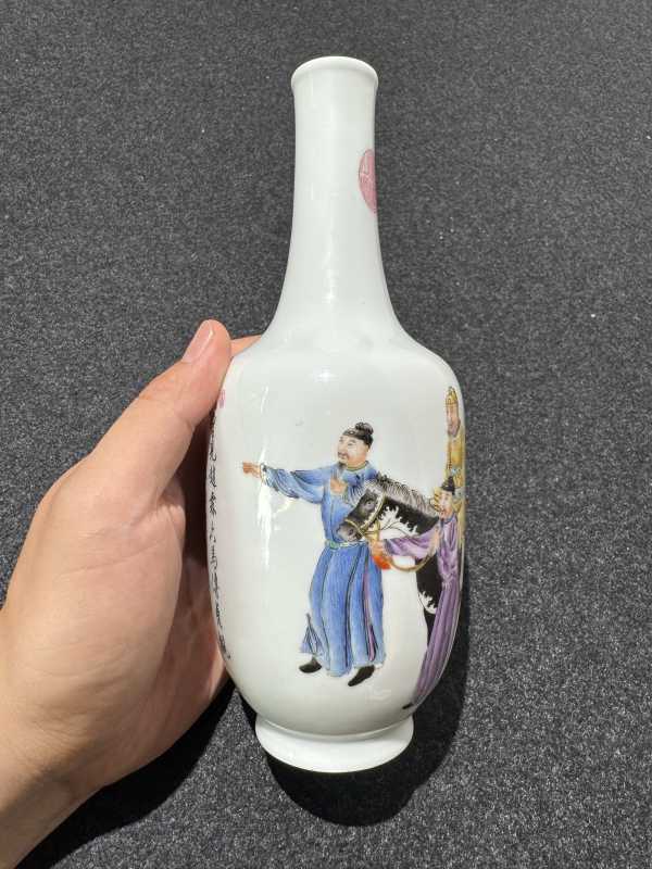 民国 粉彩明皇试马图长颈瓶 - 图3