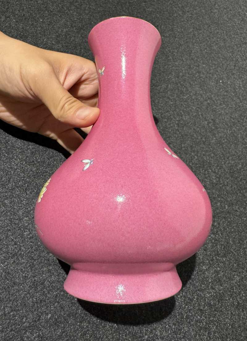 清晚期 胭脂红地粉彩蝶恋花纹瓶 - 图5