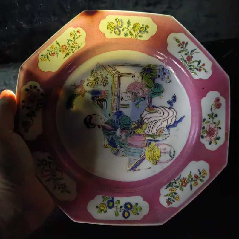清雍正 胭脂红地开光粉彩折枝花卉纹教子八方盘 - 图5