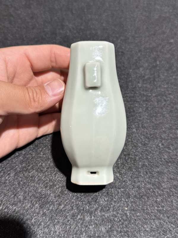 清雍正 粉青釉小穿带贯耳瓶 - 图6