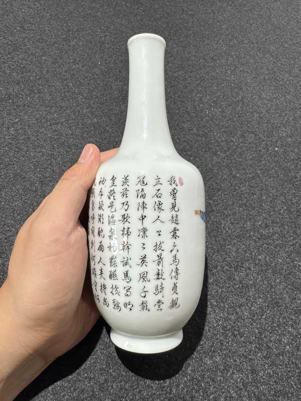 民国 粉彩明皇试马图长颈瓶 - 图4