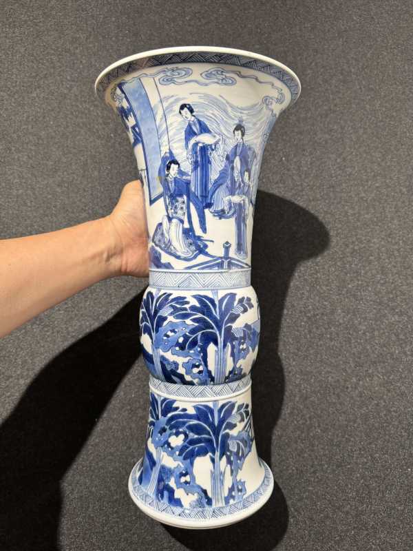 清康熙 青花鸳鸯绦故事图花觚 - 图3