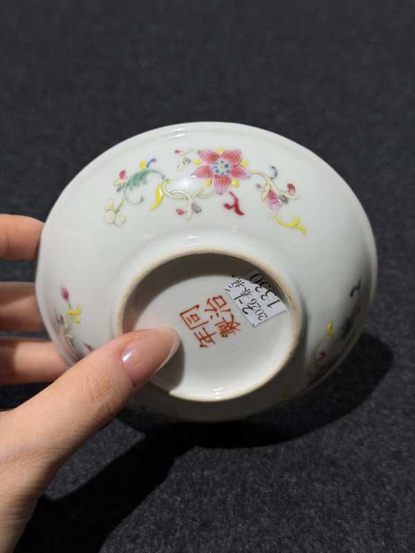 清同治 黄地粉彩五蝠捧寿纹盘一对 - 图4
