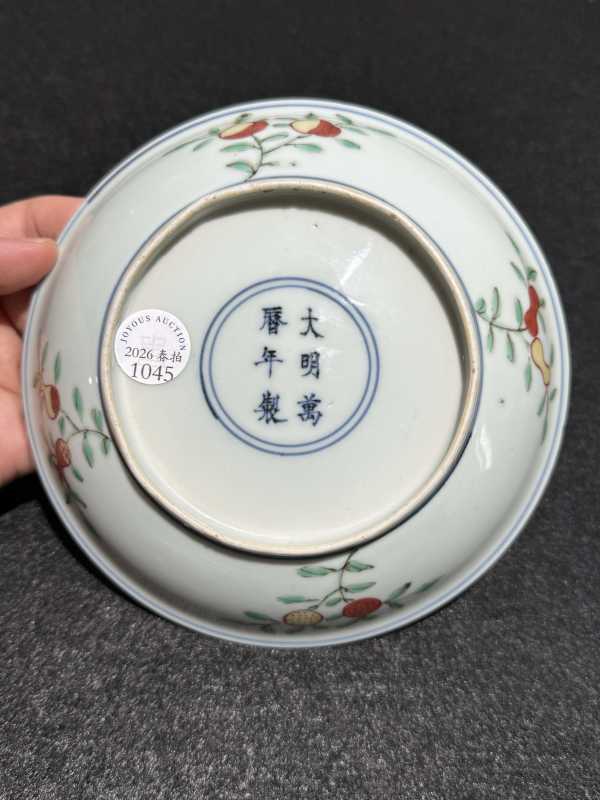 明万历 青花五彩博古花卉纹盘 - 图4